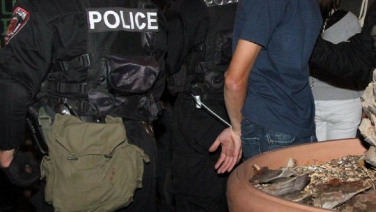 Поради недостиг на белезници някои от задържаните във Варна бяха закопчани със "свински опашки". Снимка: Булфото