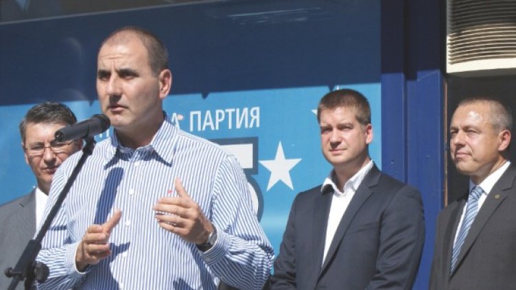Цветанов откри предизборен клуб в Казанлък Снимка: БТА