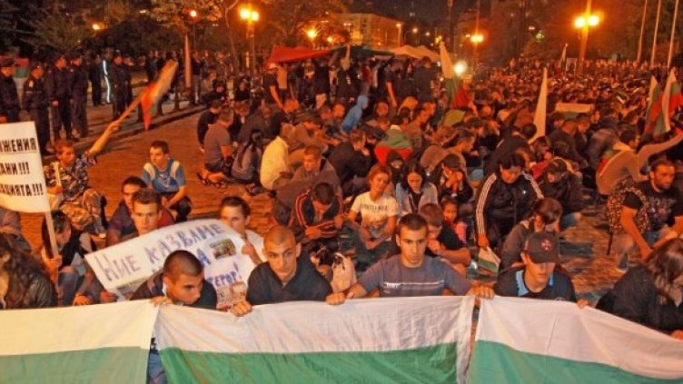 Протестиращите почетоха паметта на момчетата от Катуница пред паметника на незнайния воин. Снимка: Булфото