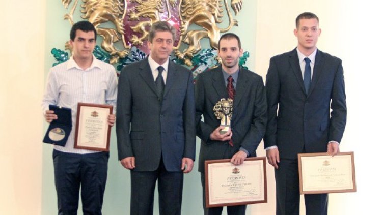 Президентът връчи наградата "Джон Атанасов" за 2011 г. на Румен Христов, Харалампи Харалампиев и Кузман Ганчев. Снимка: БТА