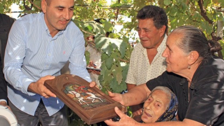 Цветанов подари икона на св. Мина на баба Петранка. Снимка: БТА