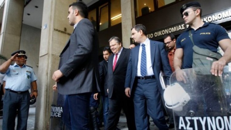 Гръцкият финансов министър Венизелос в средата. Снимка: Reuters