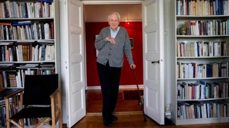 Томас Транстрьомер в дома си в Стокхолм. Снимка: Reuters