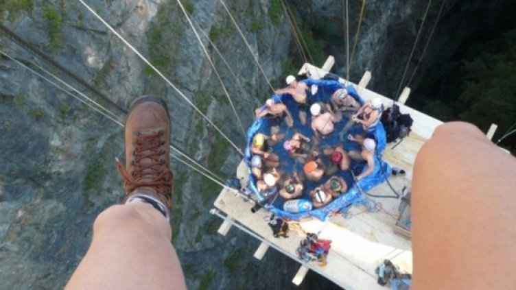 Гореща вана над страховита пропаст 