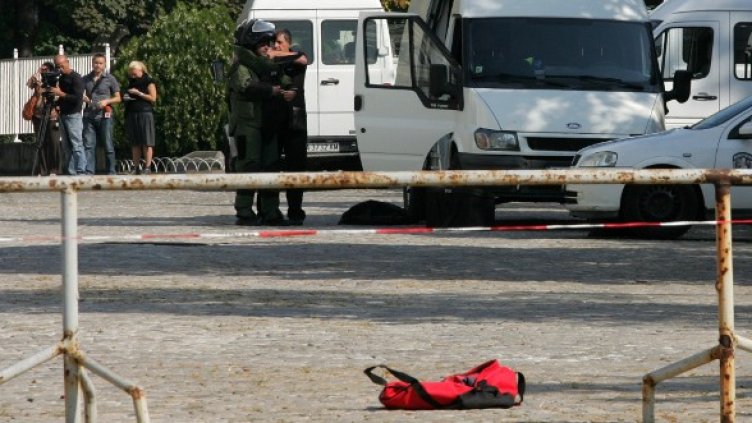 Подозрителният сак пред НС. Снимка: БСП