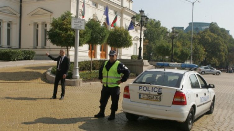 Полицията блокира района около НС заради димката. Снимка: БТА