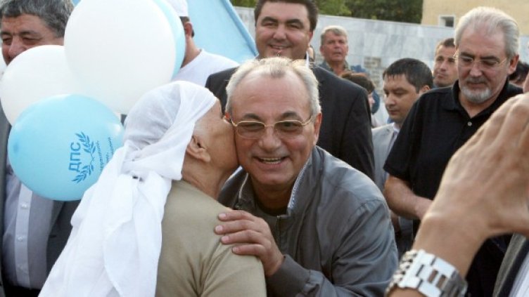 Милувки и целувки за Доган. Снимка: БТА