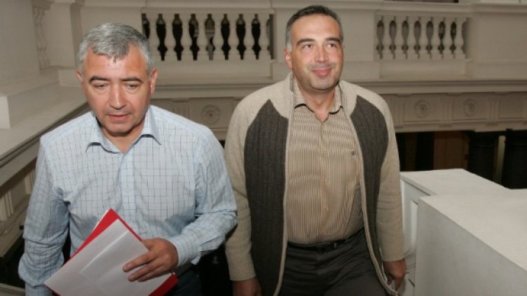 Атанас Мерджанов (л) и Антон Кутев внасят искането. Снимка: БТА