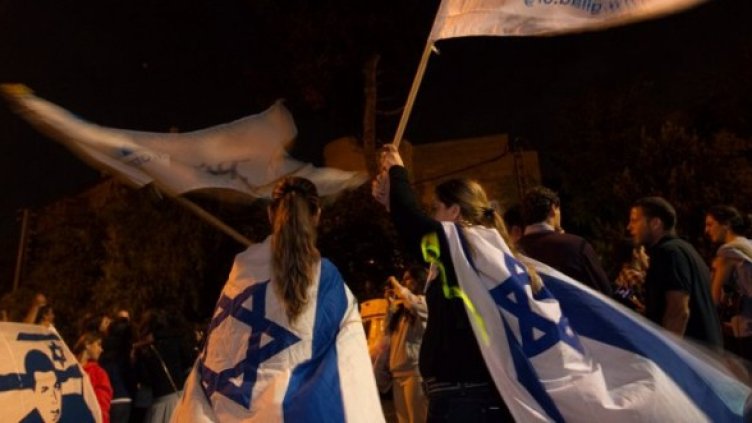 Израелци се радват на постигнатото споразумение. Снимка: Reuters