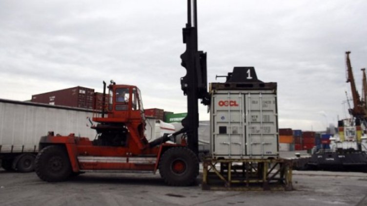 Контейнери, готови да бъдат натоварени на кораб. Пристанище Варна. Снимка: Булфото