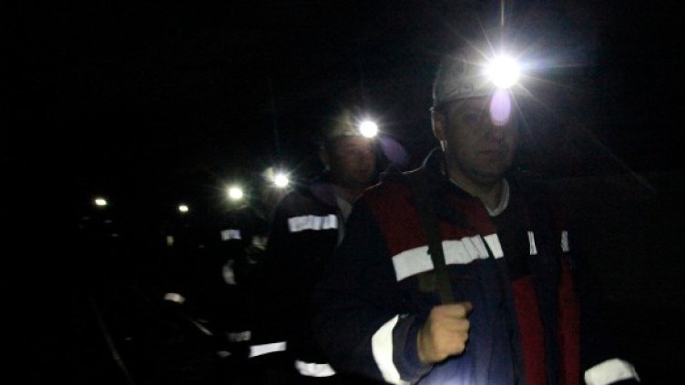 Членове на СИК в миньорски одежди търсят "Х"-а. Снимка: Reuters