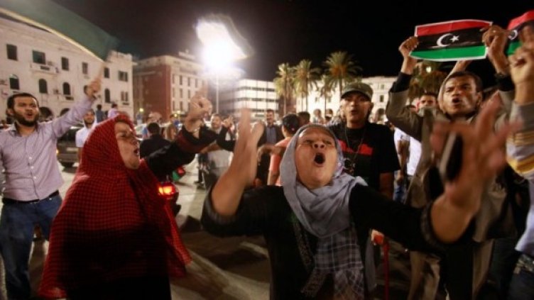 Триполи ликува след новината за залавянето на Мутасим Кадафи. Снимка: Reuters