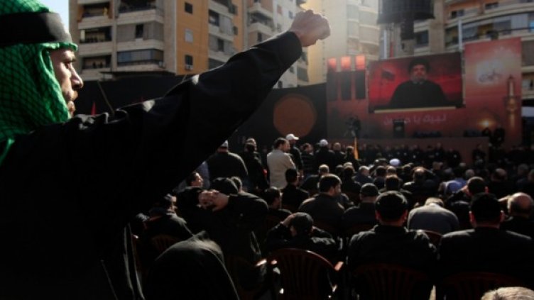 Поддръжници на Хизбула гледат обръщение на лидера на движението Хасан Насрала на екран в Бейрут през декември 2010 г. Снимка: Reuters