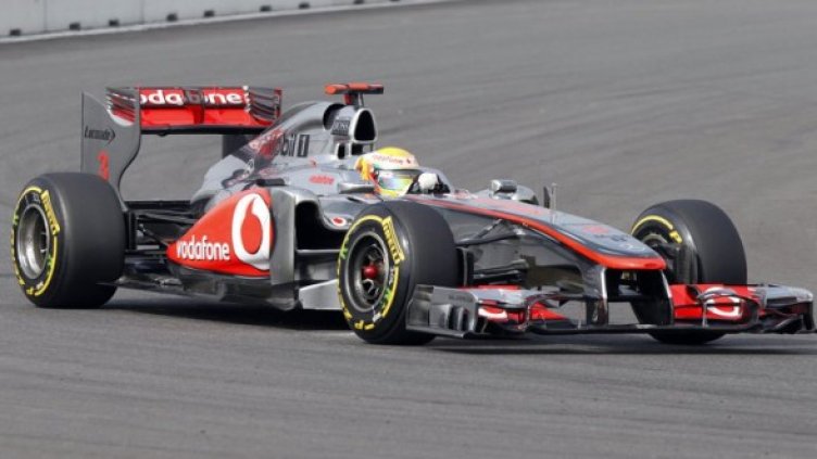 Хамилтън спря доминацията на Ред Бул в квалификациите 