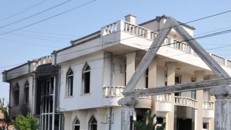 Една от къщите на Кирил Рашков, която бе опожарена след протестите в Катуница миналия месец. Снимка: Архив: Булфото