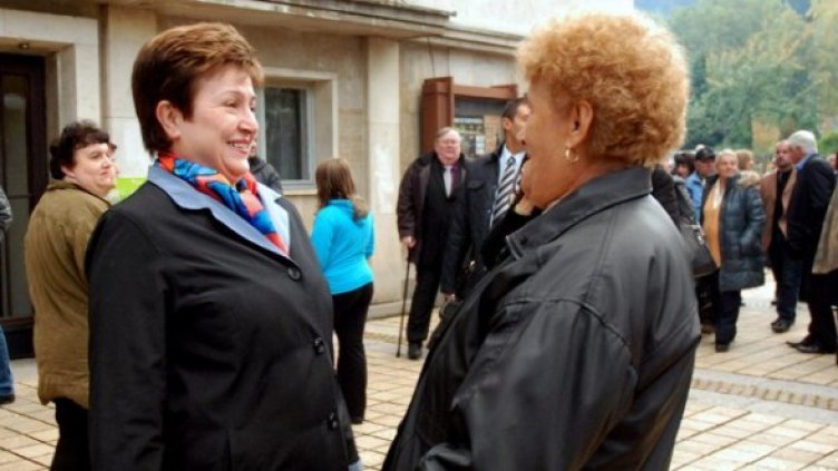 Кристалина Георгиева видя много бедност в Троян. Снимка: Булфото