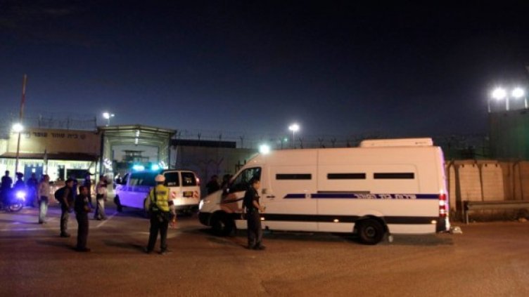 Конвой транспортира палестински затворници. Снимка: Reuters