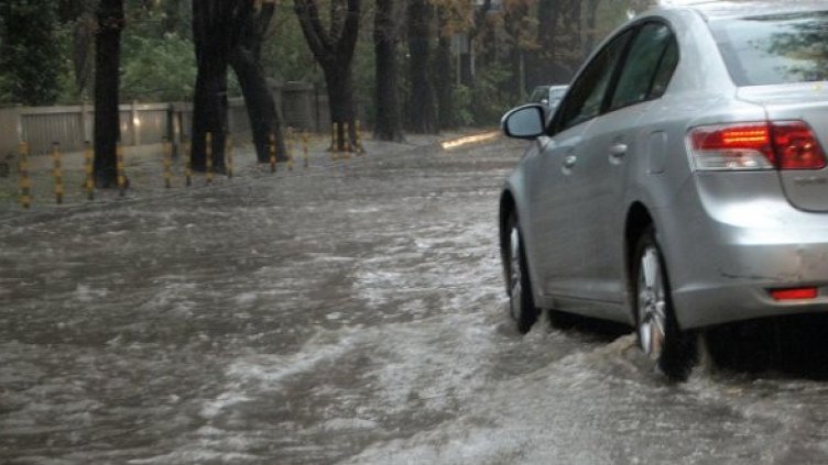 Улиците на Варна са като реки. Снимка: Булфото