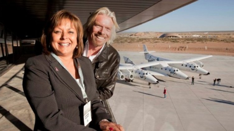 Ричард Брансън и губернаторът на щата Ню Мексико Сузана Мартинес при откриването на космодрума на Virgin Galactic. Снимка: Reuters