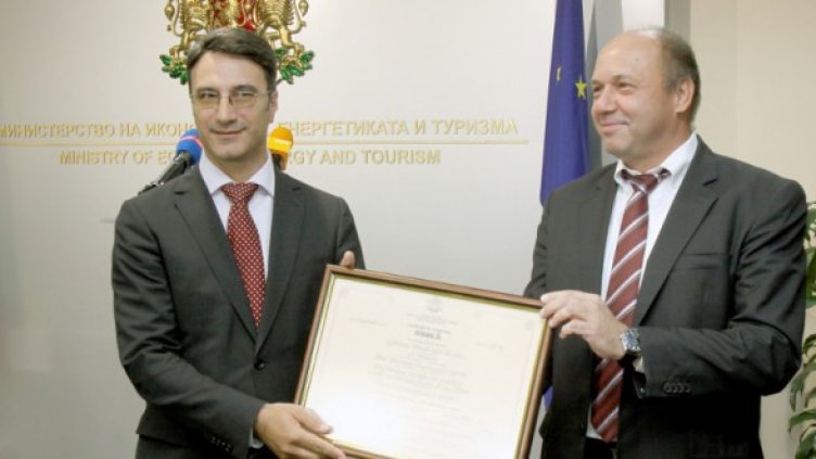 Трайков връчи сертификат за инвестиция клас "А" на "Луфтханза Техник София" ООД Снимка: БТА