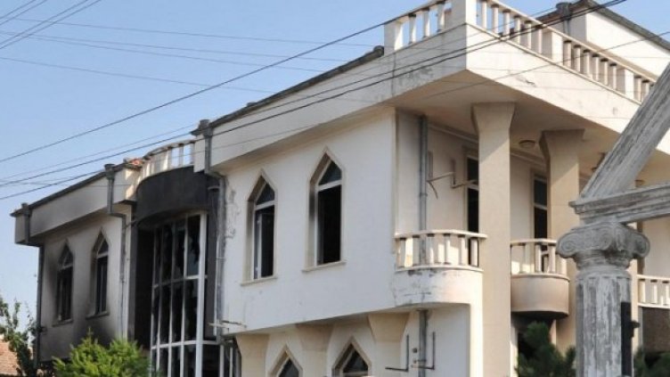 Една от къщите на Кирил Рашков, която бе опожарена при протестите в Катуница. Снимка: Булфото
