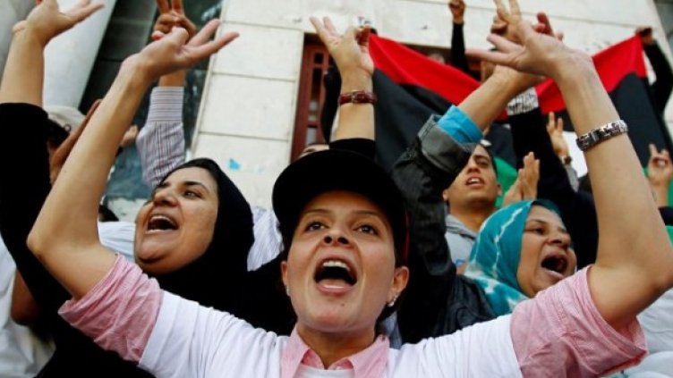 Либийски бежанци в Тунис празнуват новината за смъртта на Кадафи. Снимка: Reuters