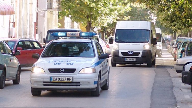 Полиция охранява транспортирането на изборните книжа. Снимка: БТА