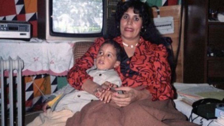 Сафия Кадафи, съпруга на Муамар Кадафи, с едно от децата им в бедуинска палатка през 1986 г. Снимка: Reuters