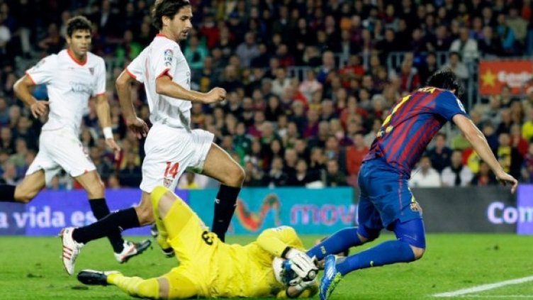 Давид Вийя и Хави Варас се борят за топката. Снимка: Reuters