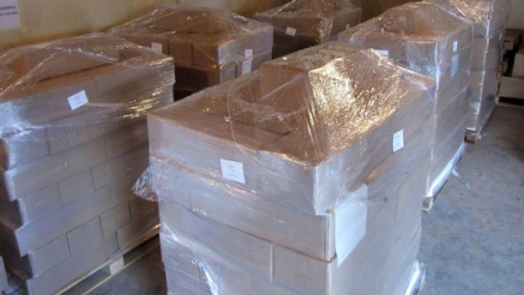 Опаковани бюлетини, готови да бъдат транспортирани до Секционните избирателни комисии. Снимка: Булфото