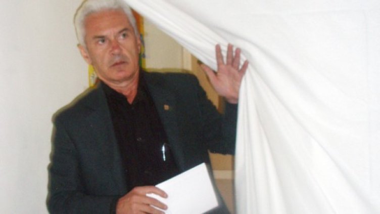 Волен Сидеров гласува. Снимка: БТА