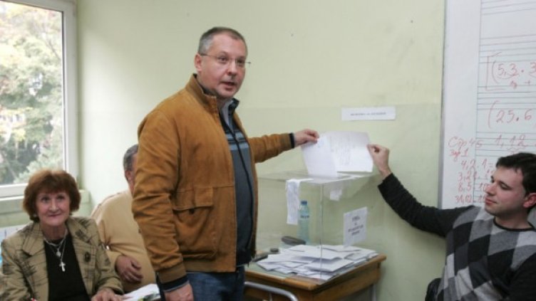 Сергей Станишев гласува в Музикалното училище в София. Снимка: БТА