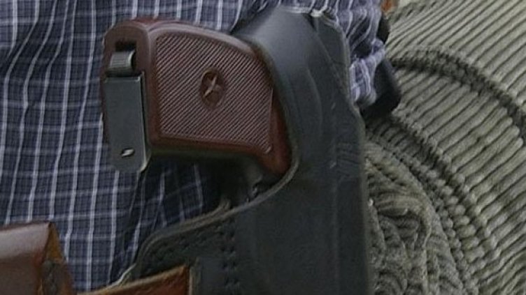 Мъжът влязал в тъмната стаичка със запасан на кръста пистолет. Снимка: архив Булфото