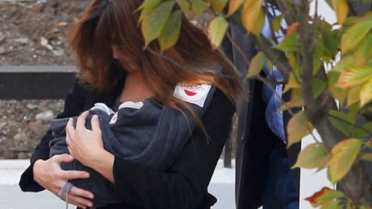 Г-жа Сакрози с Джулия на ръце. Снимка: Reuters