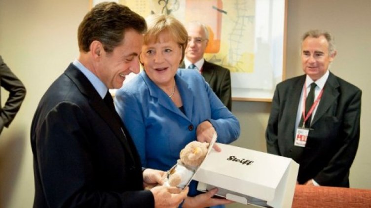Меркел подарява мечето на Саркози. Брюксел. Снимка: Reuters