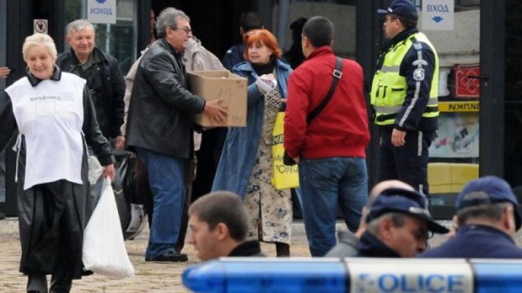 Опашка, охранявана от полиция пред ОИК София. Снимка: Булфото