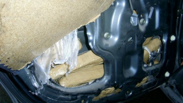 Укритият във вратите хероин. Снимка: Агенция "Митници"