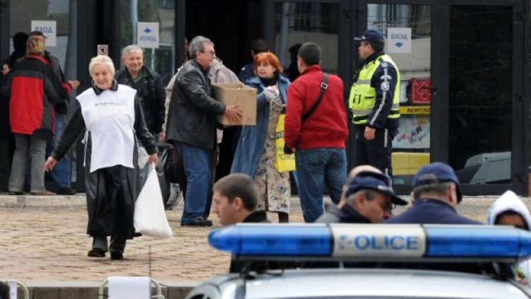 Суматохата пред зала "Универсиада" продължи и вчера през деня. Снимка: Булфото