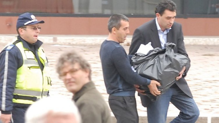 Депутатът Станислав Иванов (със сакото). Автор: Юлиян Савчев, в. "Сега"