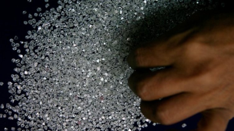 Работник подбира диаманти в завод в индийския щат Гуджарат. Снимка: Архив Reuters