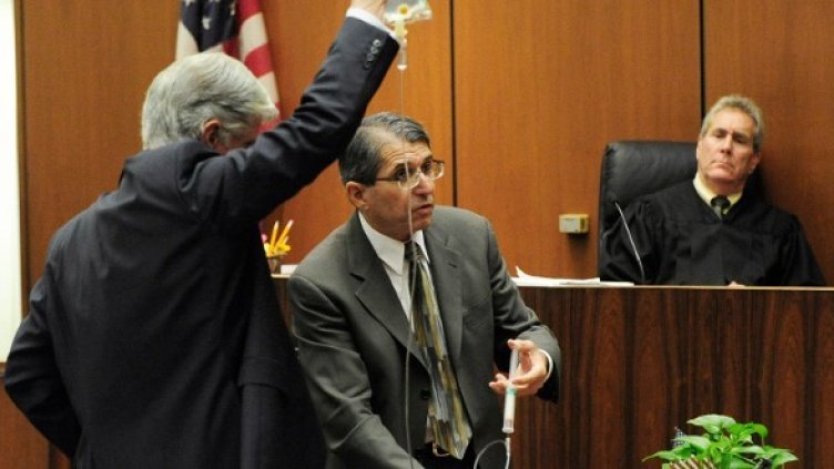 Доктор Уайт с помощник в съдебната зала. Снимка: Reuters