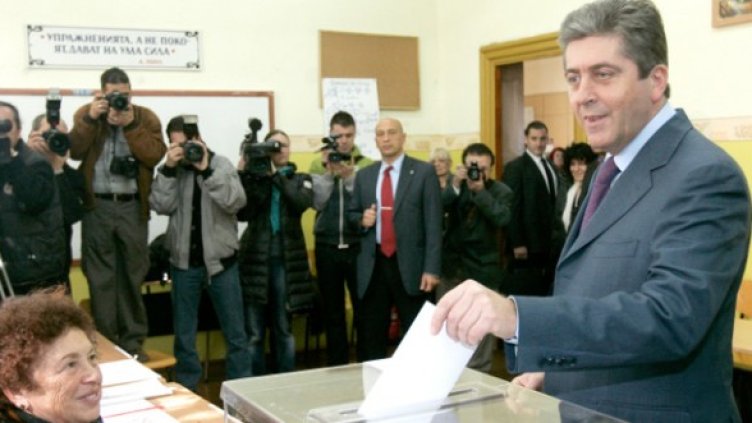 Георги Първанов гласува. Снимка: БТА