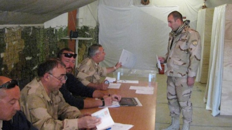 Гласуват и българските военни в Афганистан. Снимка: БТА