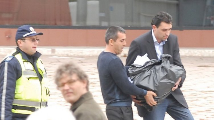 Депутатът Станислав Иванов (със сакото). Автор: Юлиян Савчев, в. "Сега"