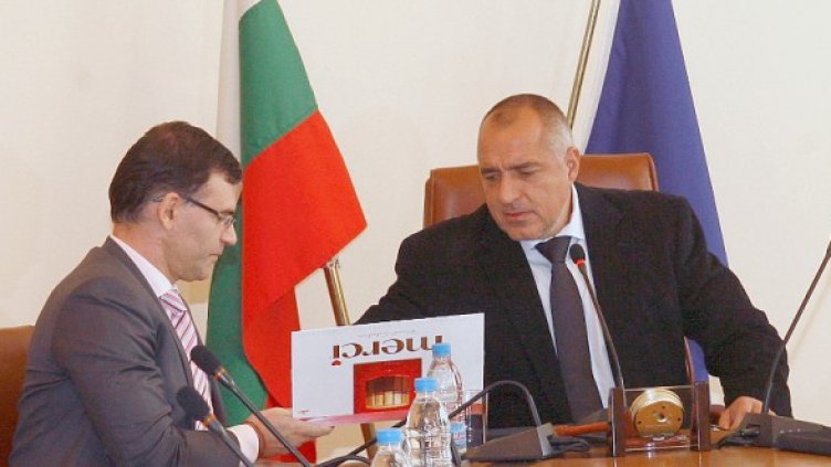 Дянков и Борисов се черпят с бонбони, донесени в МС от новия вицепрезидент Маргарита Попова. Снимка: БТА