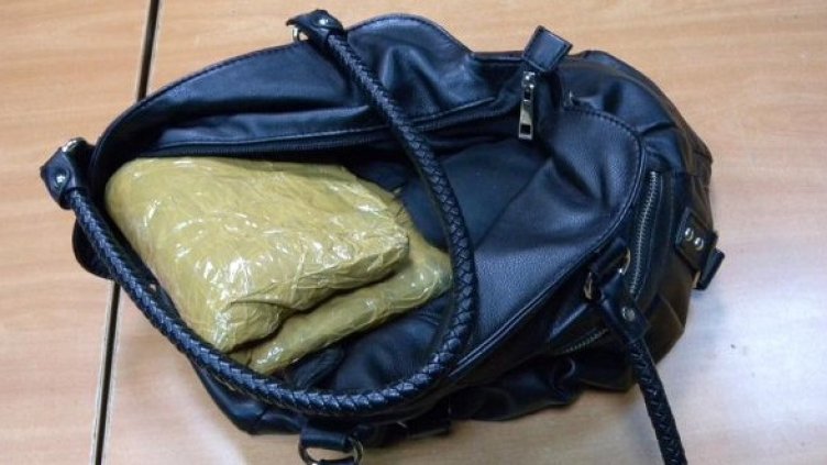 Дрогата била скрита в дамската чанта на жената. Снимка: Агенция "Митници"