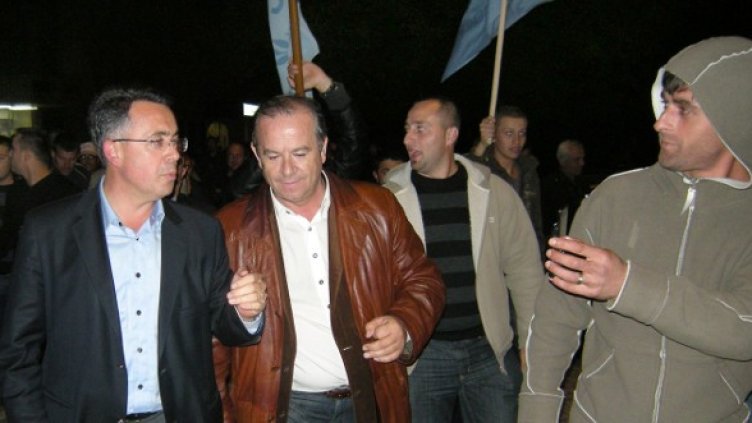 Кметът на Кърджали Хасан Азис със свои симпатизанти. Снимка: БТА