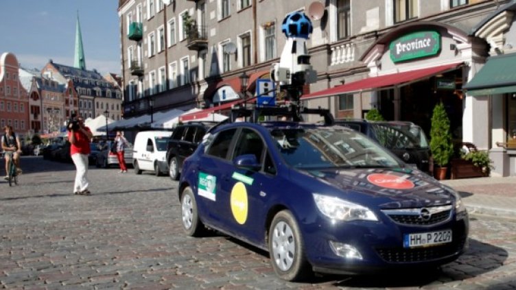 Кола на Google Street View по улиците на Рига. Снимка: Reuters