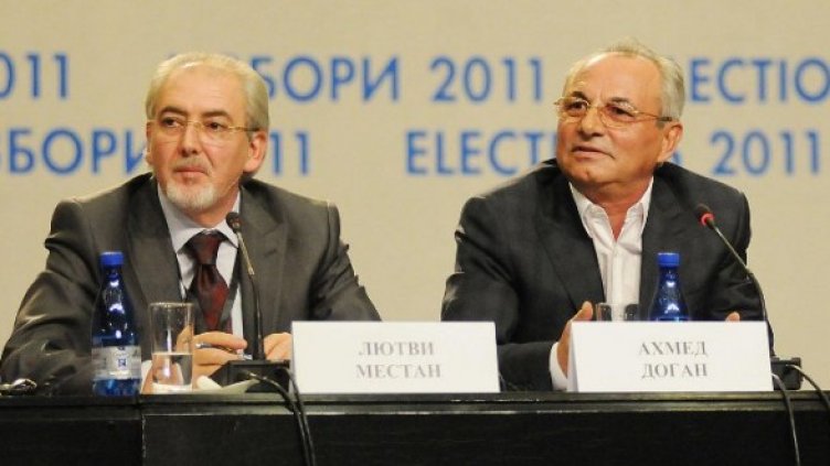 Лютви Местан и Ахмед Доган по време на пресконференцията в НДК след първия тур на изборите. Снимка: Булфото