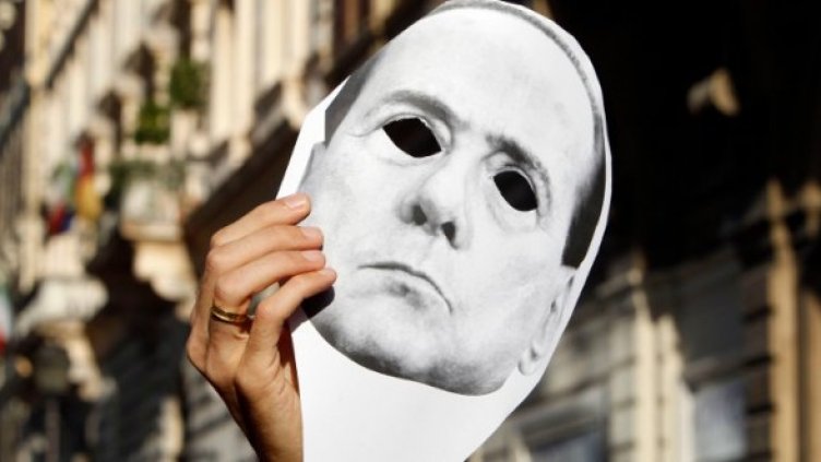 Междувременно протестите срещу Берлускони не спират. Снимка: Reuters